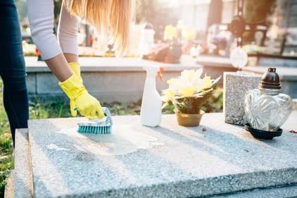 Nettoyage d'une tombe dans le Gers