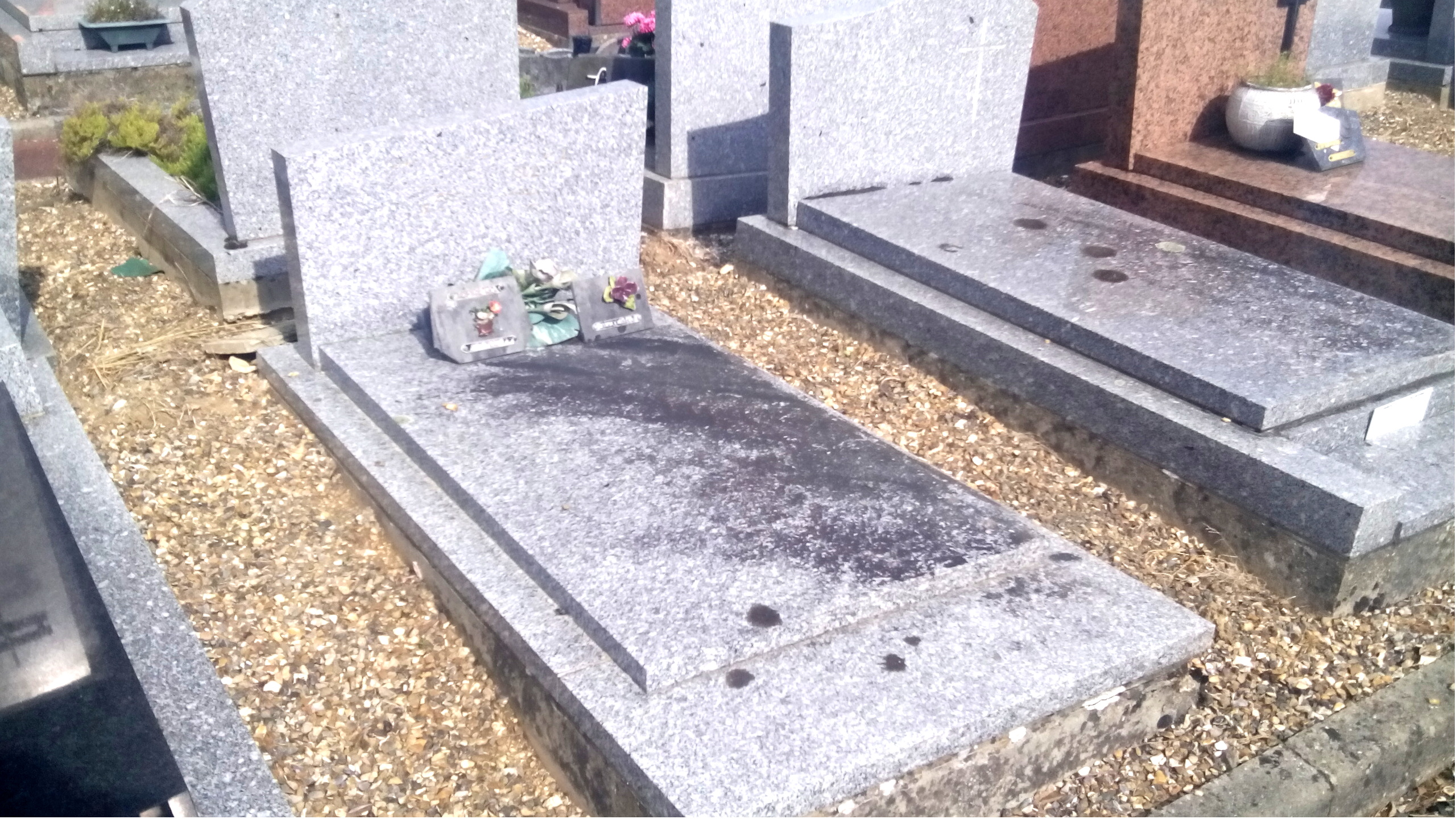 Faire aux services d'une entreprise spécialisée pour entretenir vos tombes